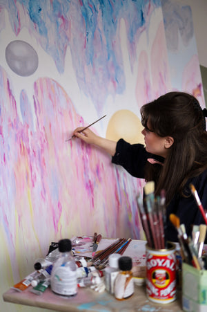 júlíanna ósk hafberg painting a large painting in her studio